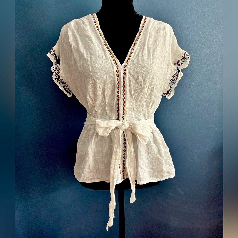 Max Studio white embroidered tie top, S